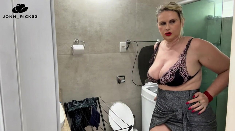 Tiffany Montavani: MILF Cu Fantezia Ei Sexuală Mirosind A Lenjerie Intimă A...