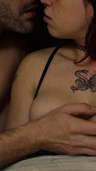 Săruturi fierbinți și joc cu sfârcuri sunt cel mai bun combo pentru cumming - orgasm nelimitat