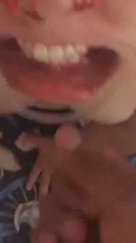 我操她的脸，射在她的鼻子上