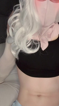 Remaja femboy kurus bermain dengan batang wanitanya