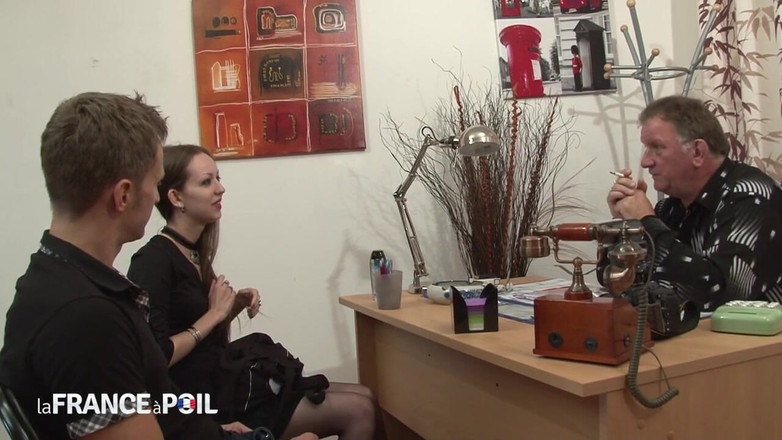 Girls Bang: Con đĩ tóc nâu nhỏ bé đút sâu vào cổ họng con...