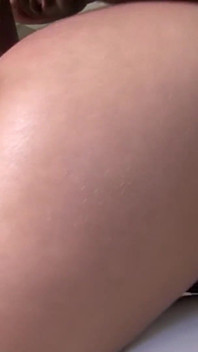 Une latina séduisante s’échauffe avec un vibromasseur pendant que son copain vient la baiser.