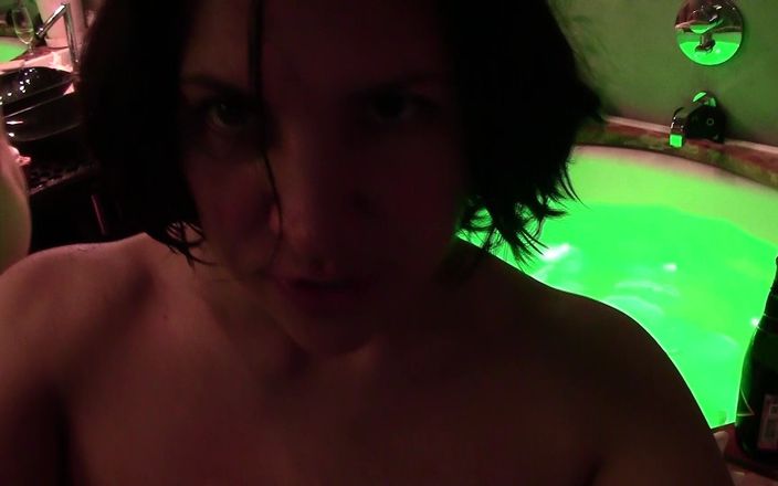 We heart Milfs: Un couple amateur baise dans le jacuzzi