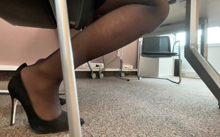Niki studio: Guarda i miei piedi mentre ignoro al lavoro