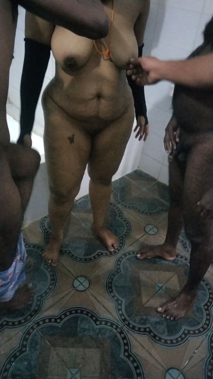 Benita sweety: Heißer gruppensex in der badewanne