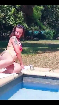 Îi lărgesc curul lui Katrina Punk și îi fut picioarele în aer liber