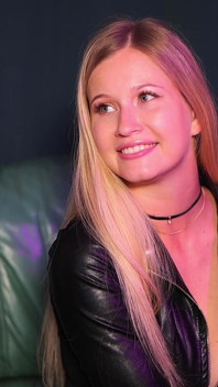 Sexy chica de bar le mostró juguetes para adultos