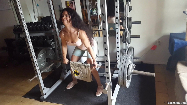 Babe Stare: Tia举起并炫耀她丰满火辣的身体