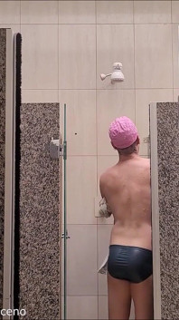 Pynk Cap înotând cu costum de baie pe jumătate goală