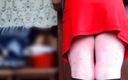 Ladyboy Kitty: Röd mini kjol nylonstrumpor Bubble Butt