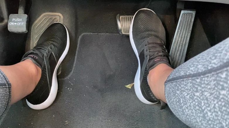 footivities: Šlapka pumpuje v tenisových botách od Ivys Feet