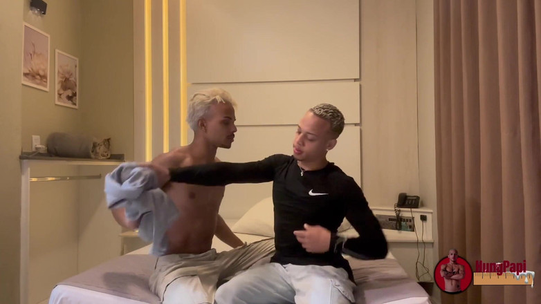 Hung Papi: Cặp Song Sinh Nóng Bỏng Làm Tình Với Con Cu...