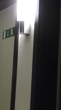 Sebagai perempuan jalang untuk 2 lelaki di bilik hotel
