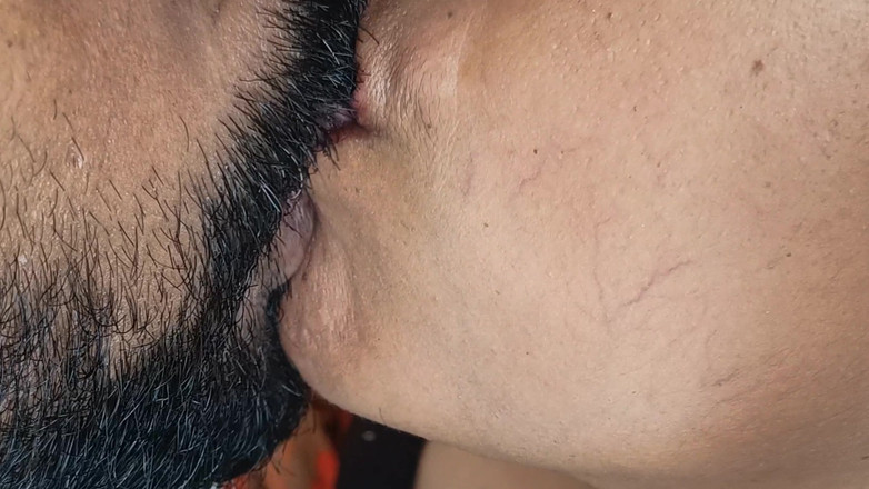 Pushpa porn: Ateşli ve sevimli derin dudak öpücüğü