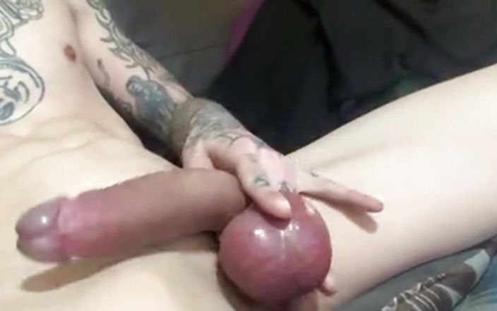 Mathieu Mccarthy: Tânăr solo cu tatuaje masturbând pula