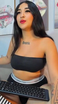 Latina com bunda grande quer ser fodida por um fã