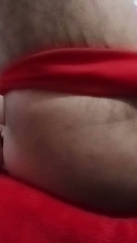 Indisk gay crossdresser Gaurisissy Pressar sina stora bröst och fingrar i hennes röv i röda smekmånadskläder hård BDSM sex