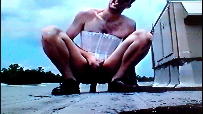 Jon Screcrow: Crossdresser călărind un vibrator uriaș pe un acoperiș