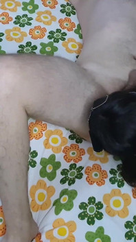 素人自拍。戏弄我的继兄，吮吸他的大鸡巴，鞭打他。被毁的高潮打手枪