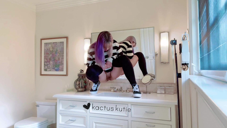 kactus kutie: Відчайдушна сеча в раковину