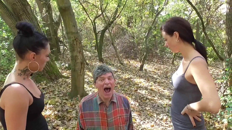 Femdom Austria: Der wald aschenbecher und das spucken!
