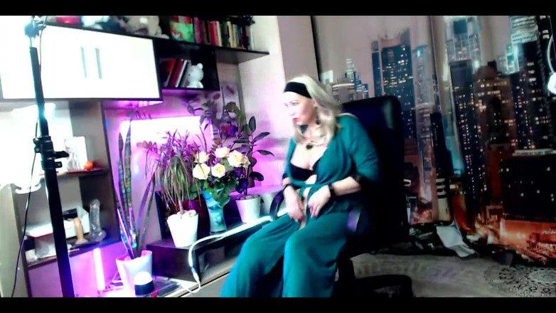 AimeeParadise: Botol di memek becek cewek nakal ini dientot habis-habisan sampai...