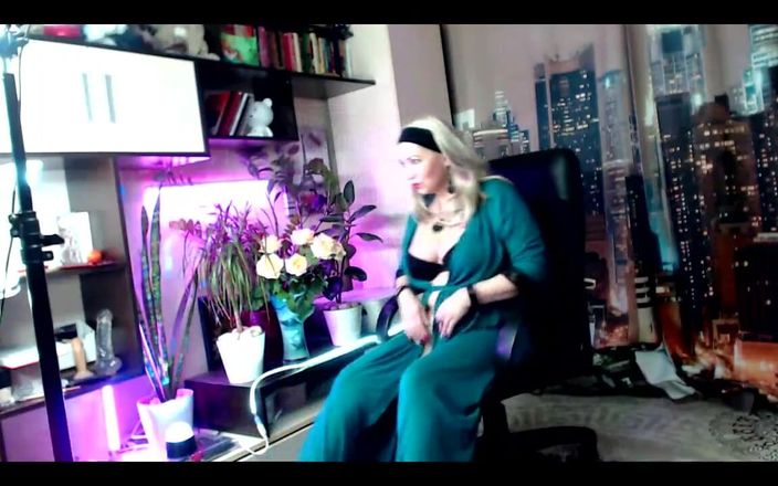 AimeeParadise: Sticla în pizda umedă matură a perversei mature!
