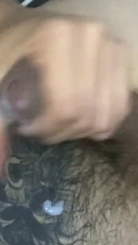 Mi masturbo e sborro molto