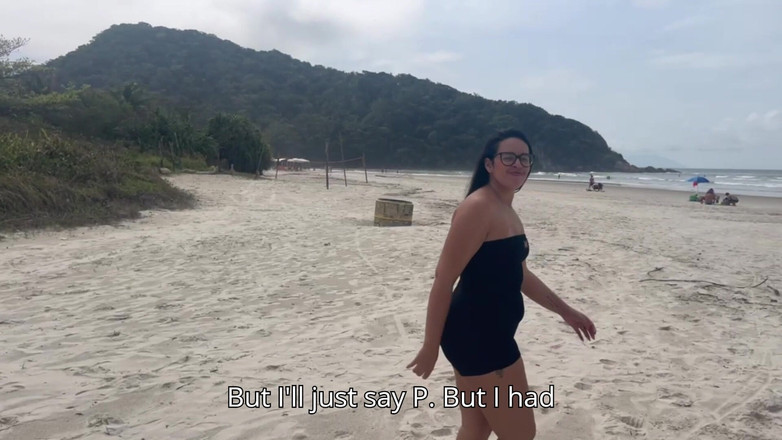 Lidi Ferrari: ビーチでTバックビキニで大きなお尻を見せて