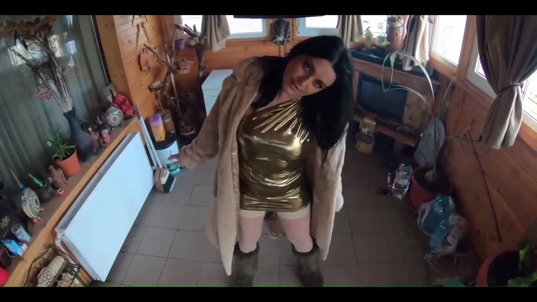 MilfyCalla: Золотое платье, мех и курящая волосатая киска, глубокий минет и жесткий раком на морозильнике