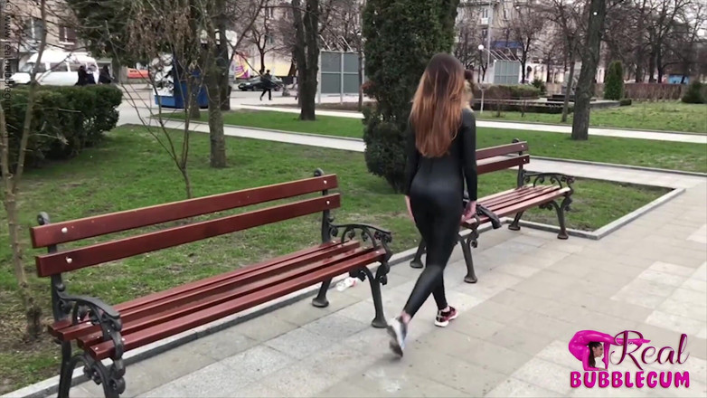 Flexilady: Genç öğrenci parkta açık havada