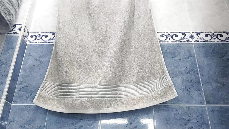 MiaSaintLove: Nevlastní dcera zachycena domácí kamerou v koupelně