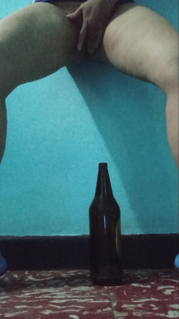 Lobicam: Я добре мастурбую пальцями, а пляшка дістає моє насичене молоко