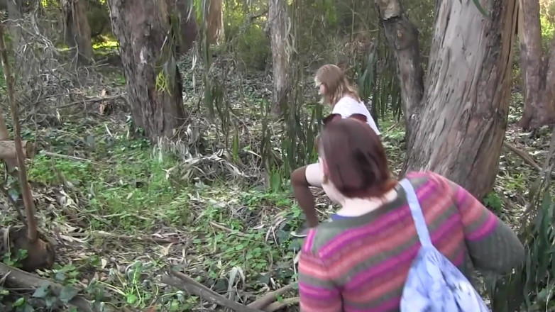 Watch Dirty Movies: 2个女人正在走路，想要在外面尝试性爱，很喜欢！