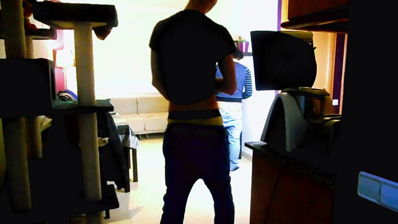 Amadeus studio: Người thợ điện lợi dụng khi cha mẹ không có ở đó