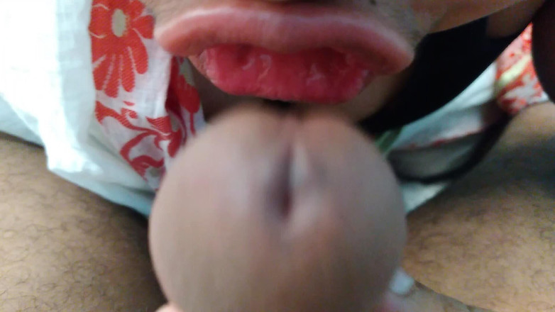 Aria Mia: Macecha pomáhá nevlastnímu synovi stříkat kouřením ptáka