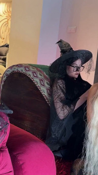 Două curve fierbinți și frumoase excitate de Halloween fac un amator pula mare Tipul ejaculează în CFNM petrecere de Halloween în costume