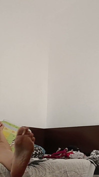 Sexy Ehefrau Tanzt Nackt Zu Hause. Sexy Mutter Macht Yoga, Nackt, Behaarte Muschi, Dicker Arsch.