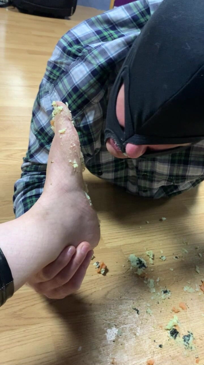 Maitresse Clara: 내 발 덕분에 밥을 먹으려 해...