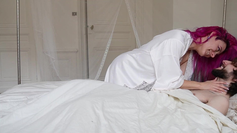 Kern Ostrova: Todas las mañanas le bajo la garganta y luego a...