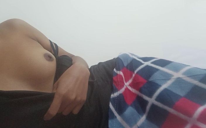 Desi Girl Fun: Se masturbează în sufrageria ei