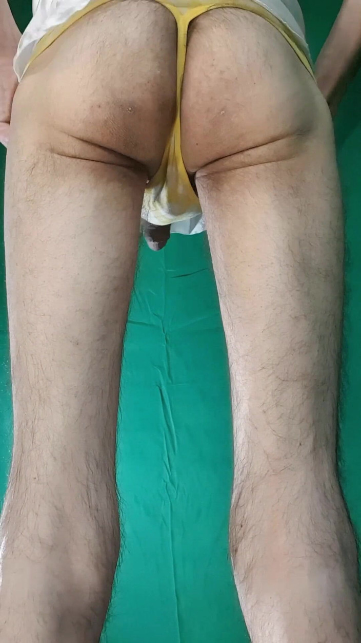 HeIsSooThin: Gele plaid string en satijnen witte nachtjapon