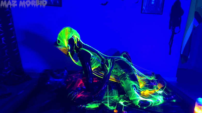 KinkyFemdomTV: Distracție cu mască uv umedă și dezordonată Gimpy Gas Mask cu...