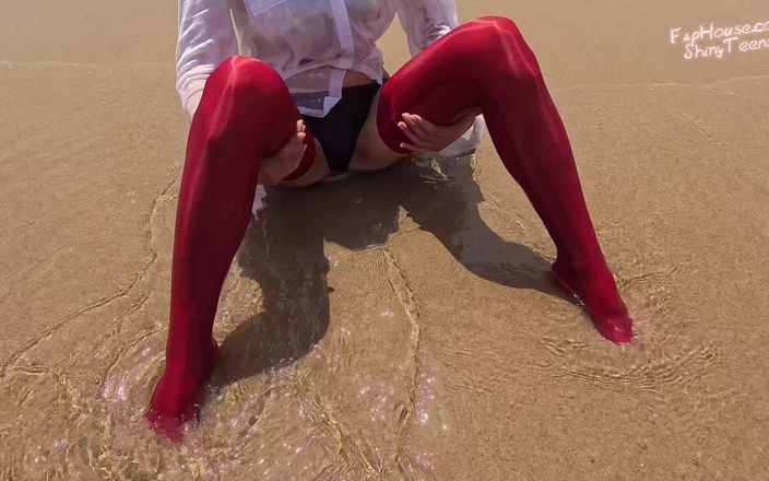Shiny teens: 859 calze in spandex rosso lucido sulla spiaggia 2