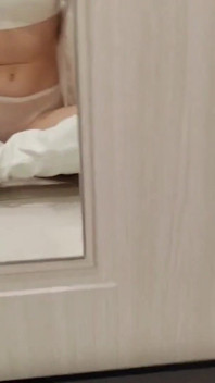Ella chorreó tan duro sus tetas sacudió en primer plano con una chica morena