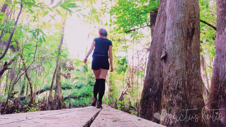 kactus kutie: Köprüde işiyor