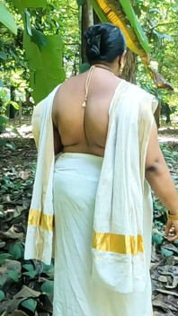 Kerala Style tradycyjny zestaw Mundu, dziewczyna nago na zewnątrz odsłaniając jej seksowne nagie ciało.