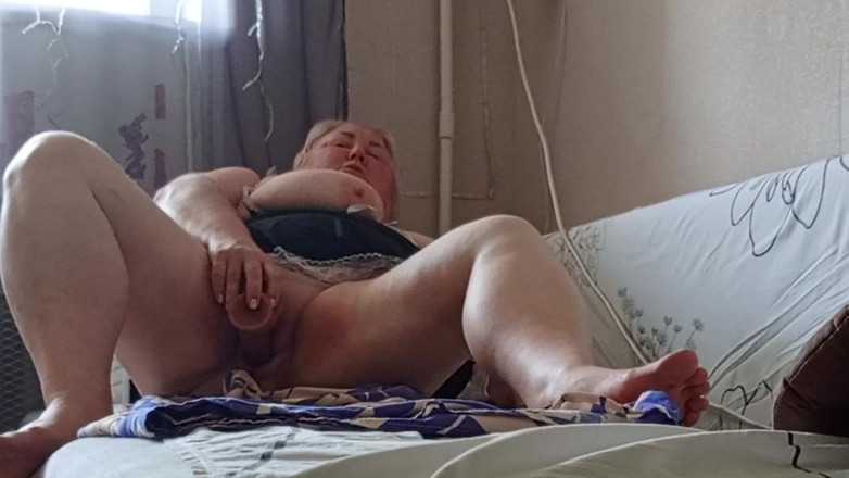 Zona901: Nienasycona teściowa masturbuje swoją wielką cipkę zabawkami erotycznymi