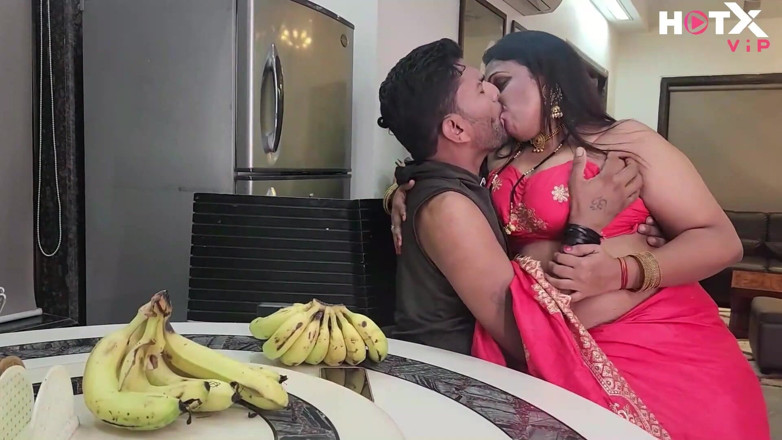 Indianxxx nude: Riesige möpse, indische MILF Bhabhi strippt Sari und fickt mit...