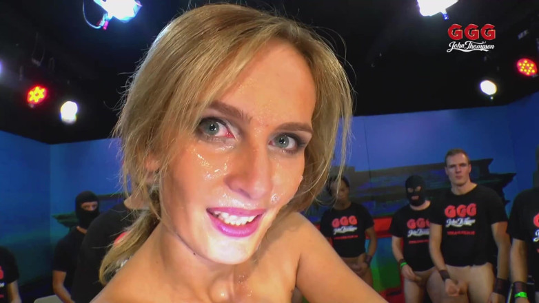 Gang Bang Germany: Cewek hot rambut pirang lagi asik nyepong kontol besar di...